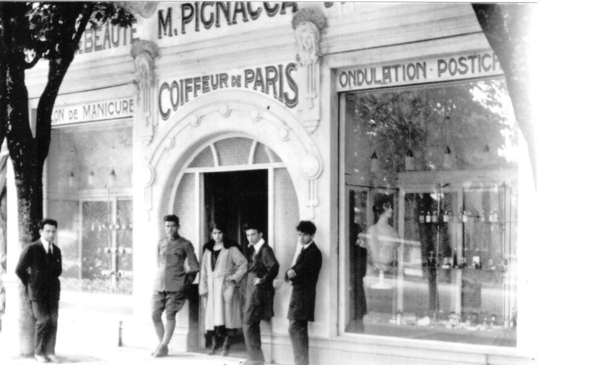 位于市政广场中心的品牌总店<span></span>